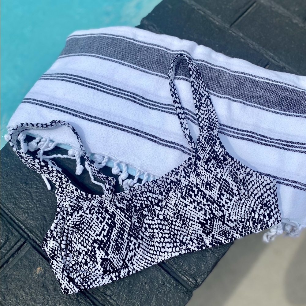 brand TARGET / size XS / color BLACK & WHITE